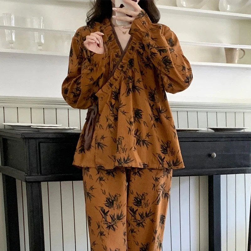 Pyjama-Set mit Rüschenkragen und Blättermuster