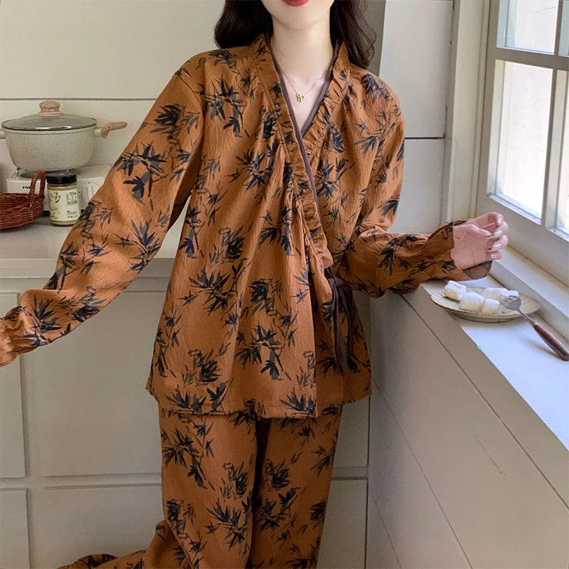 Pyjama-Set mit Rüschenkragen und Blättermuster