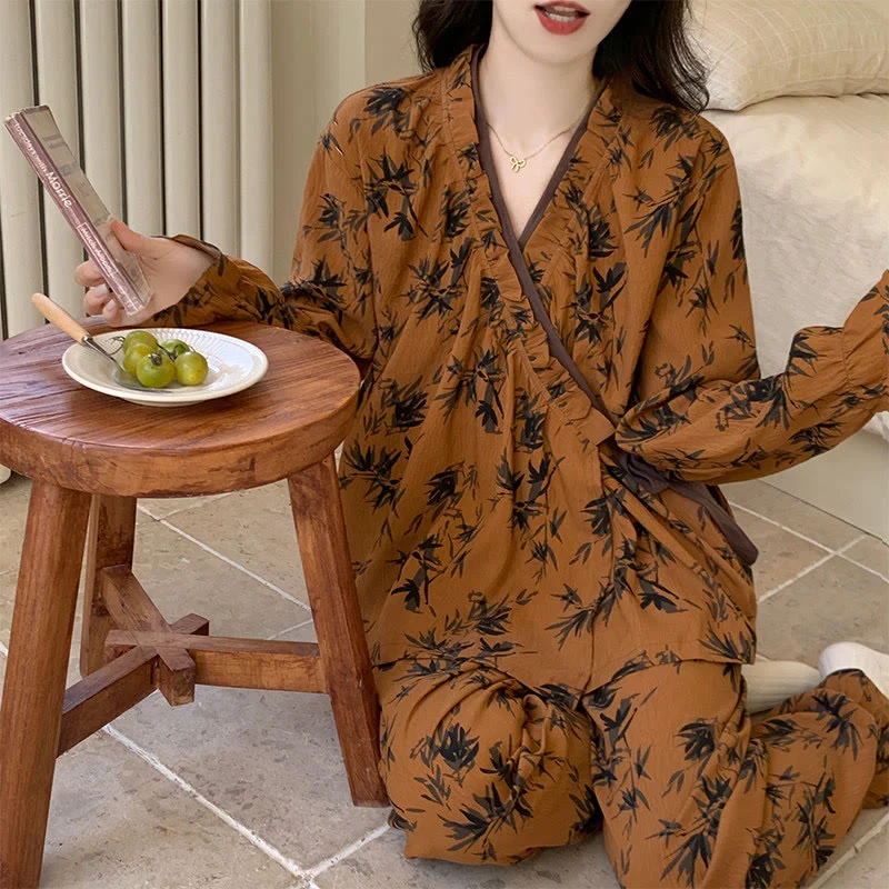 Pyjama-Set mit Rüschenkragen und Blättermuster