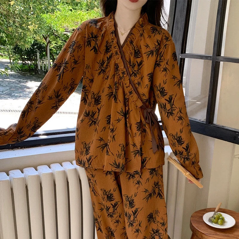 Pyjama-Set mit Rüschenkragen und Blättermuster