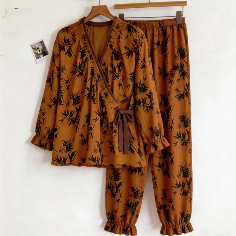 Pyjama-Set mit Rüschenkragen und Blättermuster