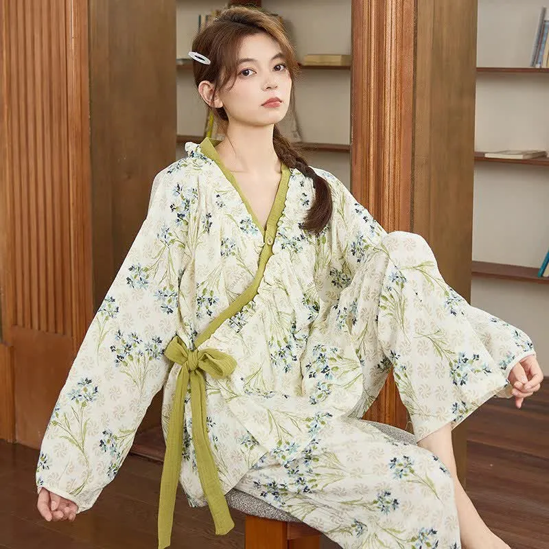 Loungewear-Set mit Rüschenkragen und frischem Blumenmuster