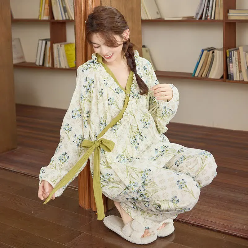 Loungewear-Set mit Rüschenkragen und frischem Blumenmuster
