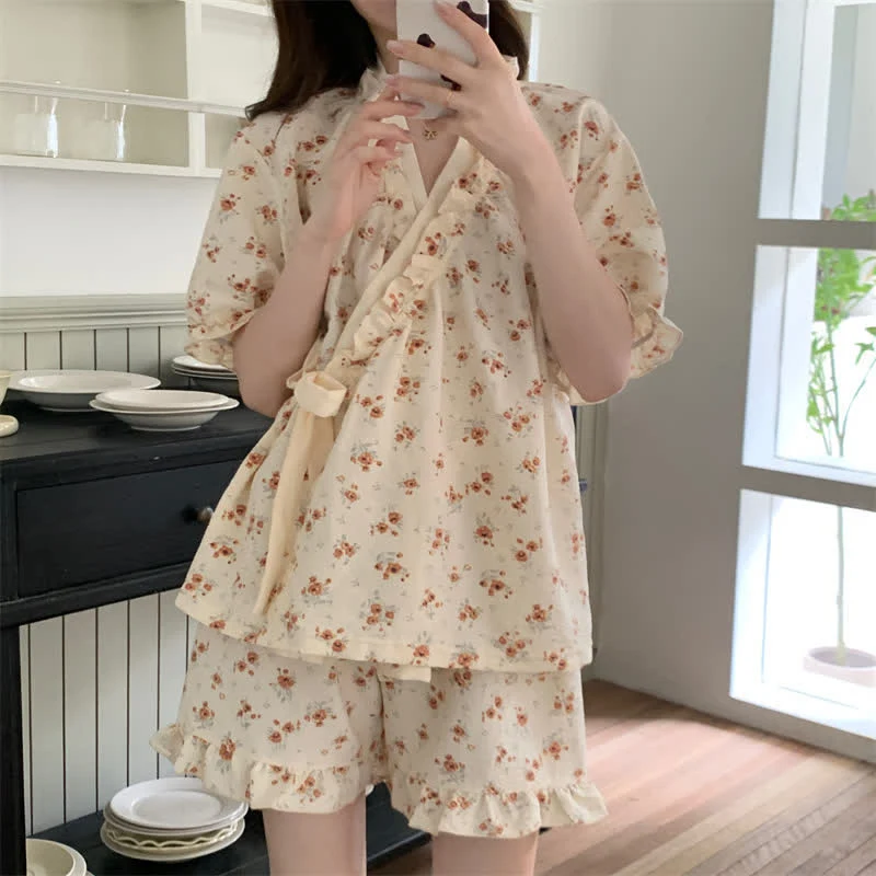 Pyjama im Landhausstil mit Blumenmuster und Rüschenärmeln