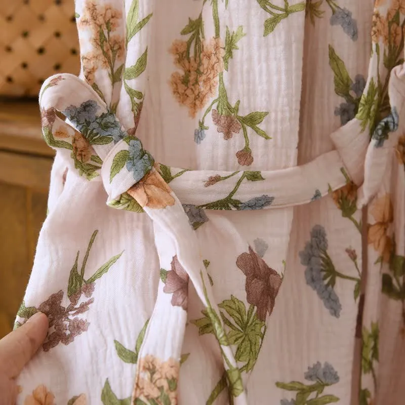Morgenmantel aus Baumwollgaze mit Blumenmuster und Rüschenkragen