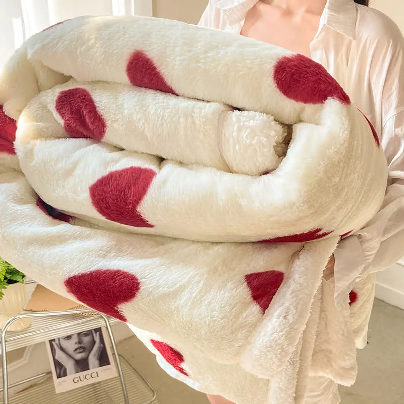 Kuscheldecke mit Herzmuster aus Fleece