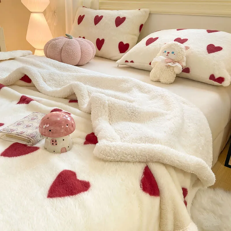 Kuscheldecke mit Herzmuster aus Fleece
