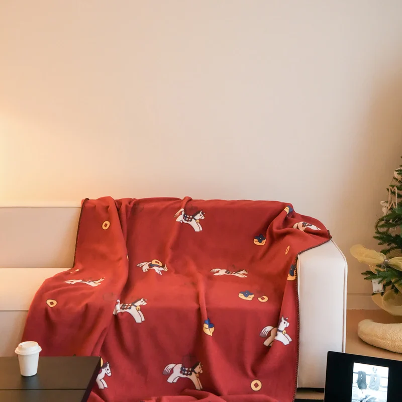Wendbare Kuscheldecke mit Trojanischem Pferd-Motiv aus Kunstwolle