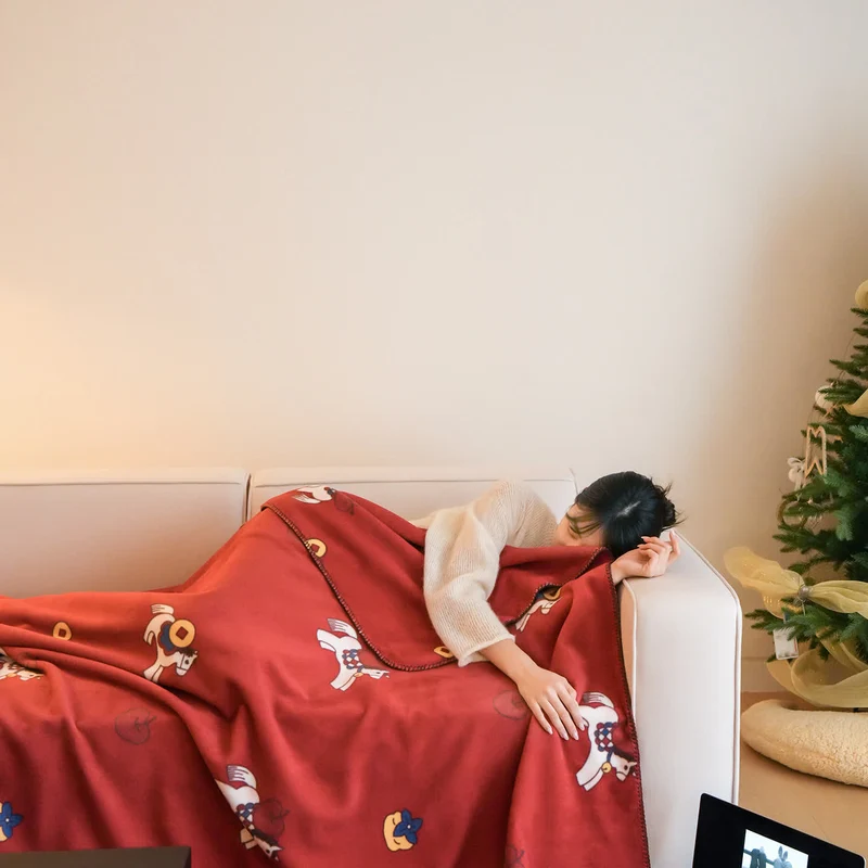 Wendbare Kuscheldecke mit Trojanischem Pferd-Motiv aus Kunstwolle