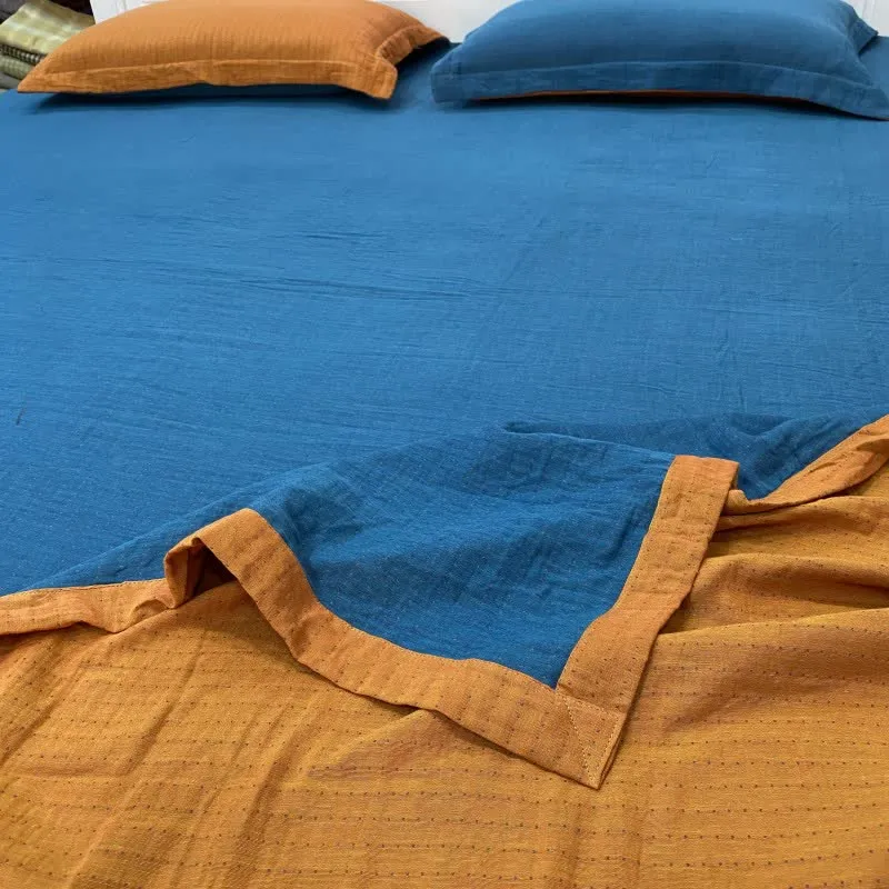 Tagesdecke aus Baumwolldoppelgaze mit dezentem Punktmuster