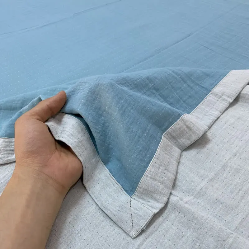 Tagesdecke aus Baumwolldoppelgaze mit dezentem Punktmuster