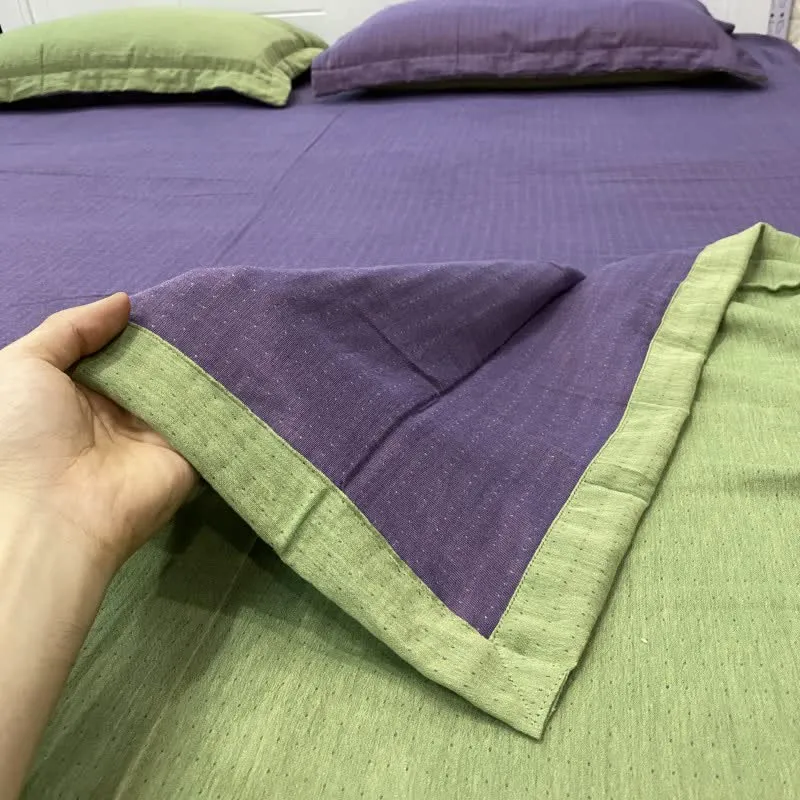 Tagesdecke aus Baumwolldoppelgaze mit dezentem Punktmuster