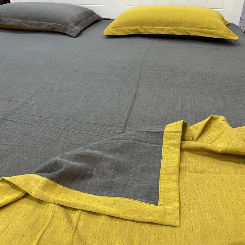 Tagesdecke aus Baumwolldoppelgaze mit dezentem Punktmuster
