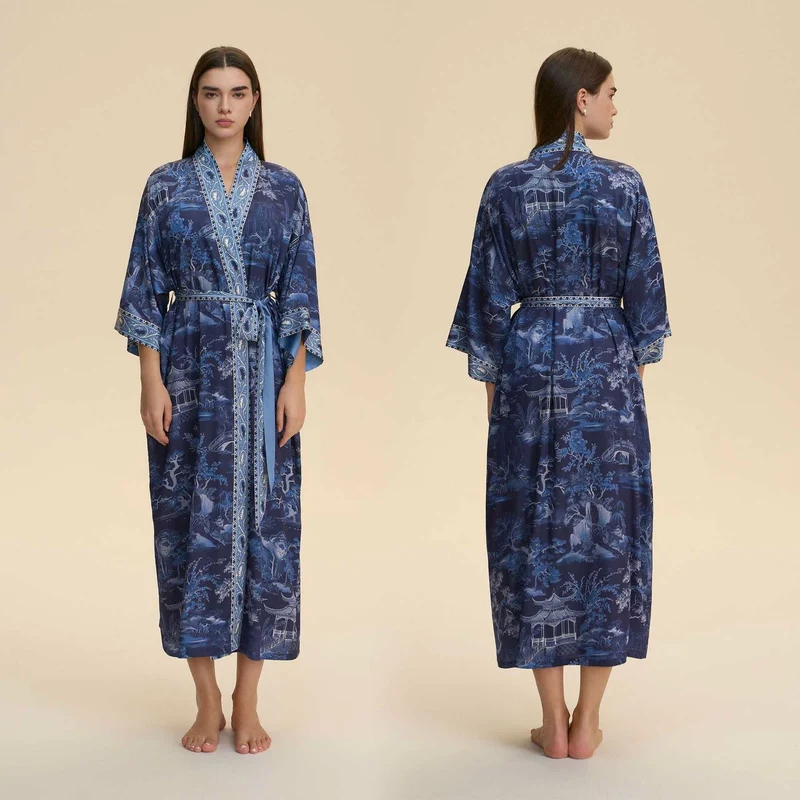 Bademantel im Kimono-Stil mit orientalischem Landschaftsmotiv