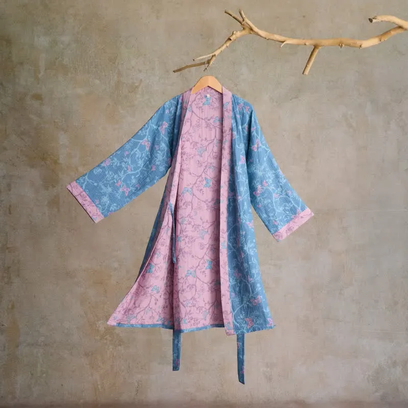 Eleganter Kimono-Bademantel aus Baumwollgaze mit Blumenmuster und Schmetterlingsmotiven