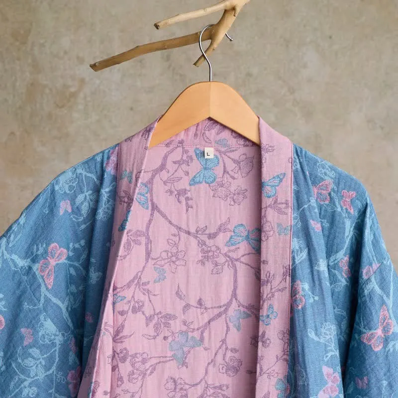 Eleganter Kimono-Bademantel aus Baumwollgaze mit Blumenmuster und Schmetterlingsmotiven