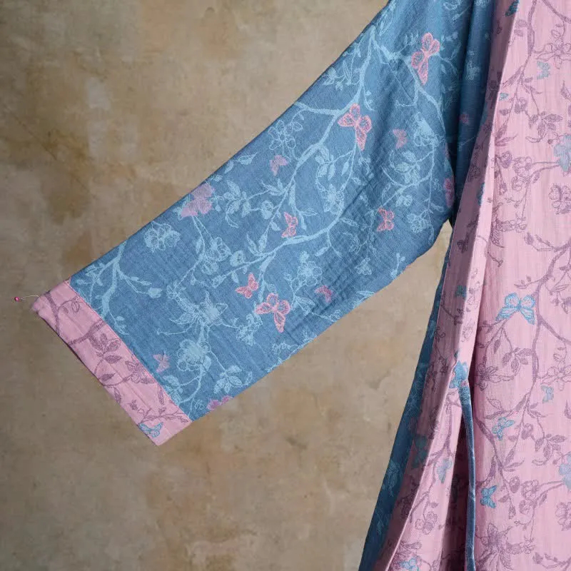 Eleganter Kimono-Bademantel aus Baumwollgaze mit Blumenmuster und Schmetterlingsmotiven