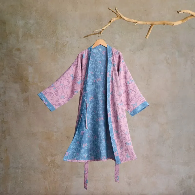 Eleganter Kimono-Bademantel aus Baumwollgaze mit Blumenmuster und Schmetterlingsmotiven