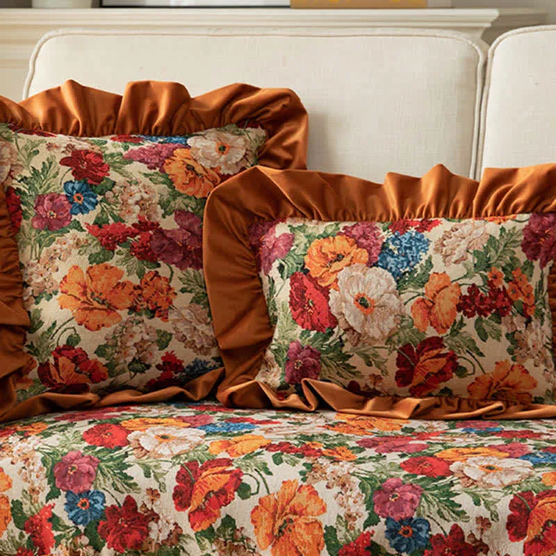 Dekokissen im Landhausstil mit Blumenmuster und Rüschen