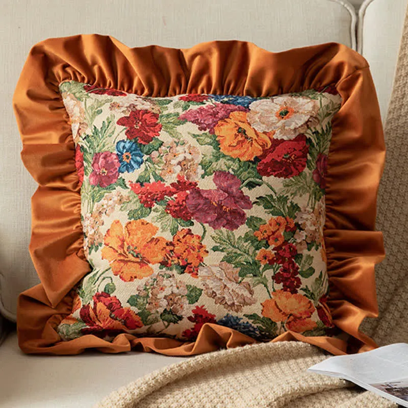Dekokissen im Landhausstil mit Blumenmuster und Rüschen
