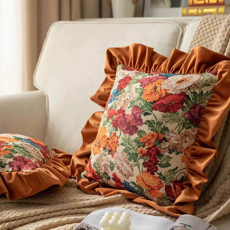 Dekokissen im Landhausstil mit Blumenmuster und Rüschen