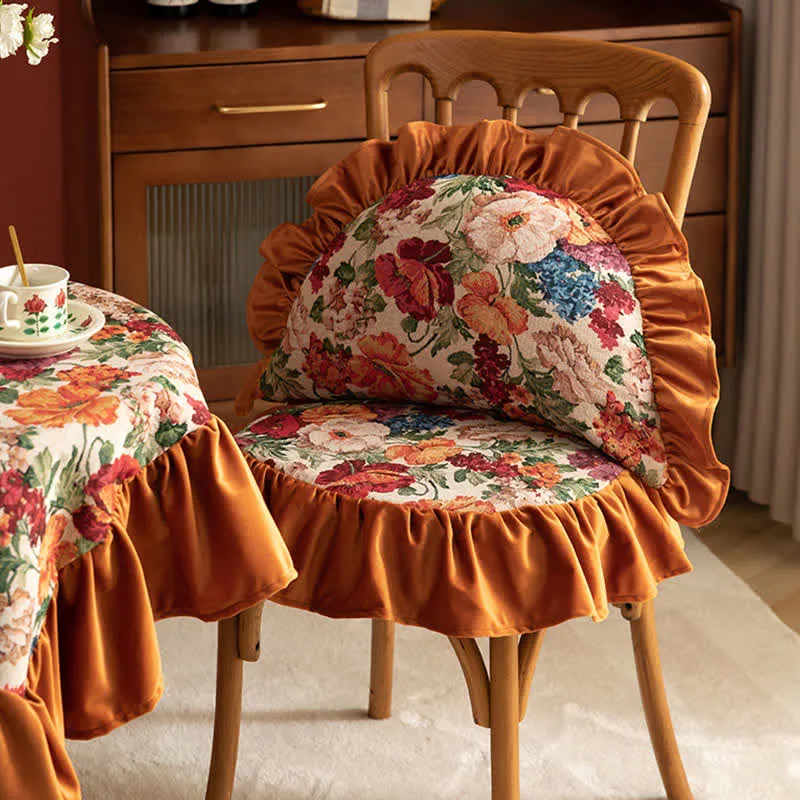 Dekokissen im Landhausstil mit Blumenmuster und Rüschen