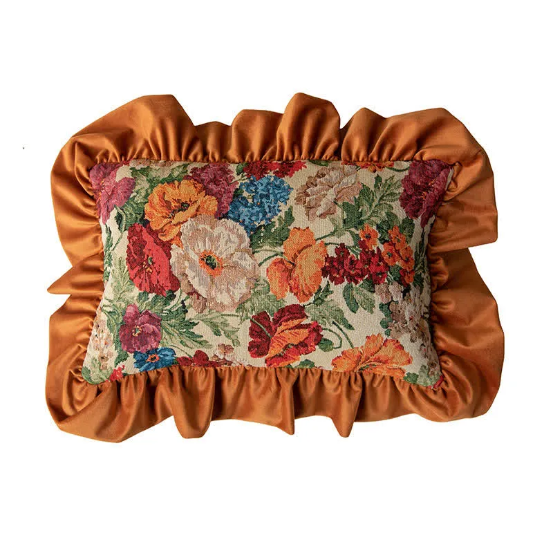 Dekokissen im Landhausstil mit Blumenmuster und Rüschen
