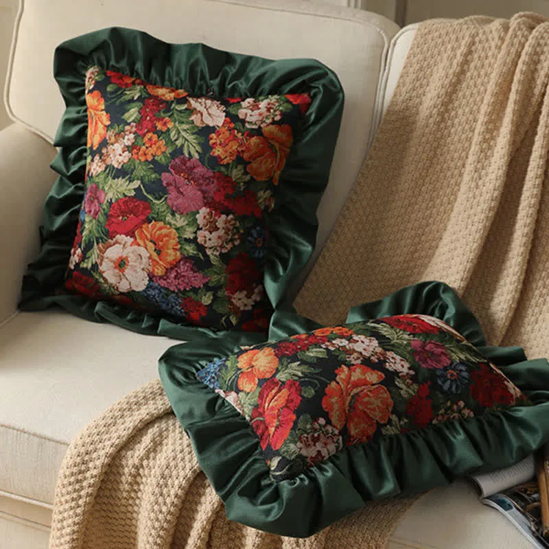 Dekokissen im Landhausstil mit Blumenmuster und Rüschen