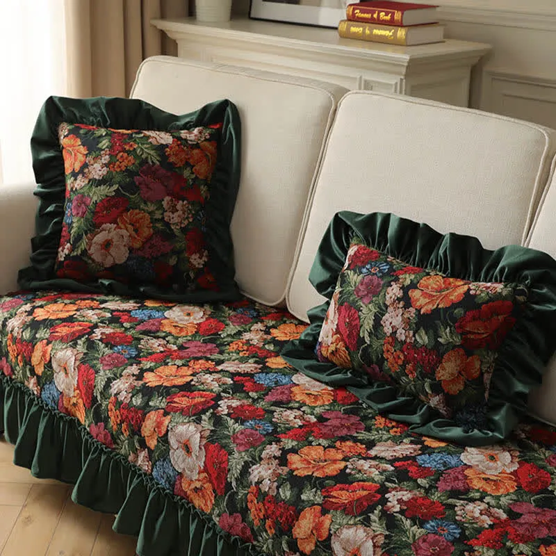 Dekokissen im Landhausstil mit Blumenmuster und Rüschen