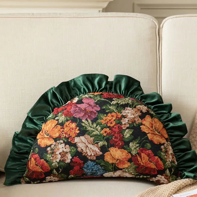 Dekokissen im Landhausstil mit Blumenmuster und Rüschen