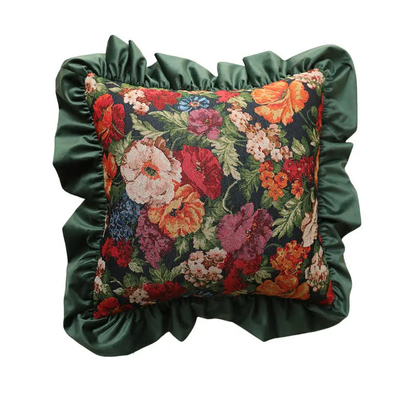 Dekokissen im Landhausstil mit Blumenmuster und Rüschen