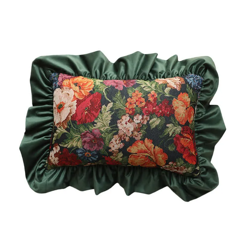 Dekokissen im Landhausstil mit Blumenmuster und Rüschen