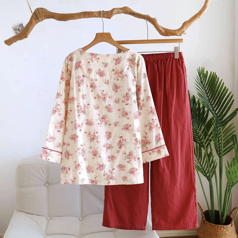 Romantischer Rosen-Pyjama aus Baumwollgaze