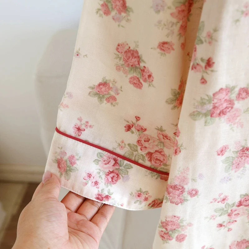 Romantischer Rosen-Pyjama aus Baumwollgaze