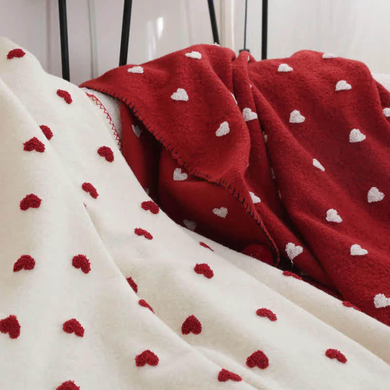 Herzförmige Kuscheldecke mit Pompons