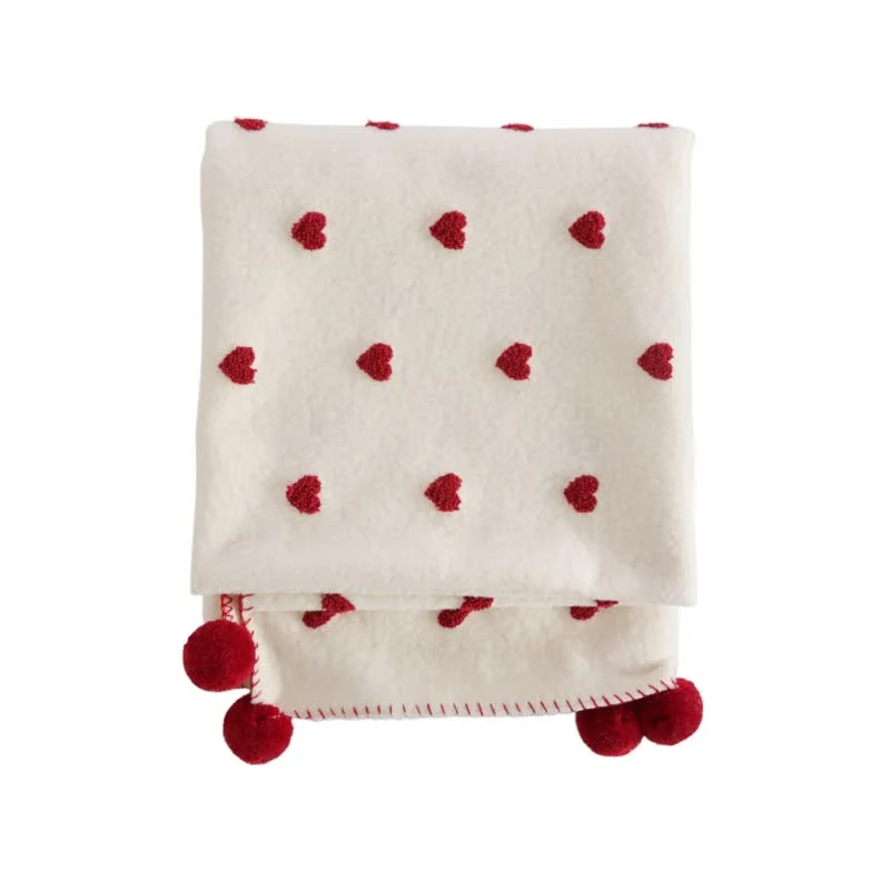 Herzförmige Kuscheldecke mit Pompons