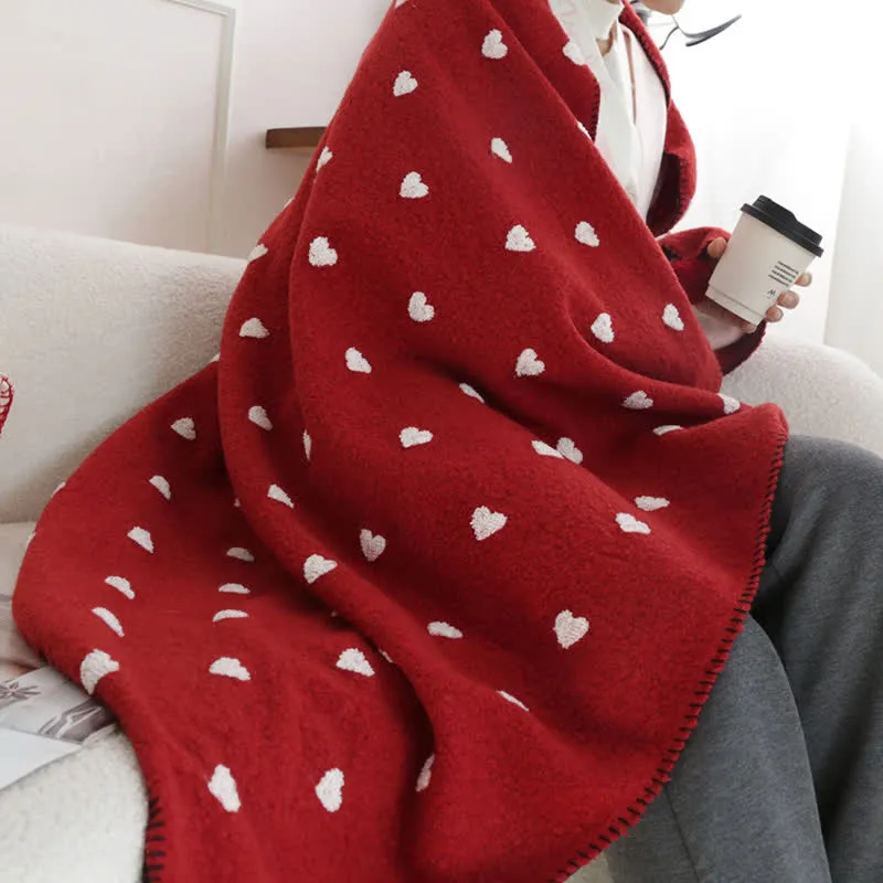 Herzförmige Kuscheldecke mit Pompons