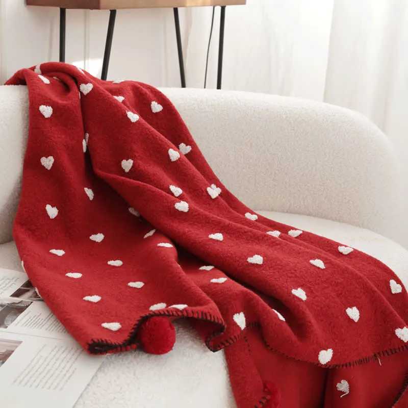 Herzförmige Kuscheldecke mit Pompons