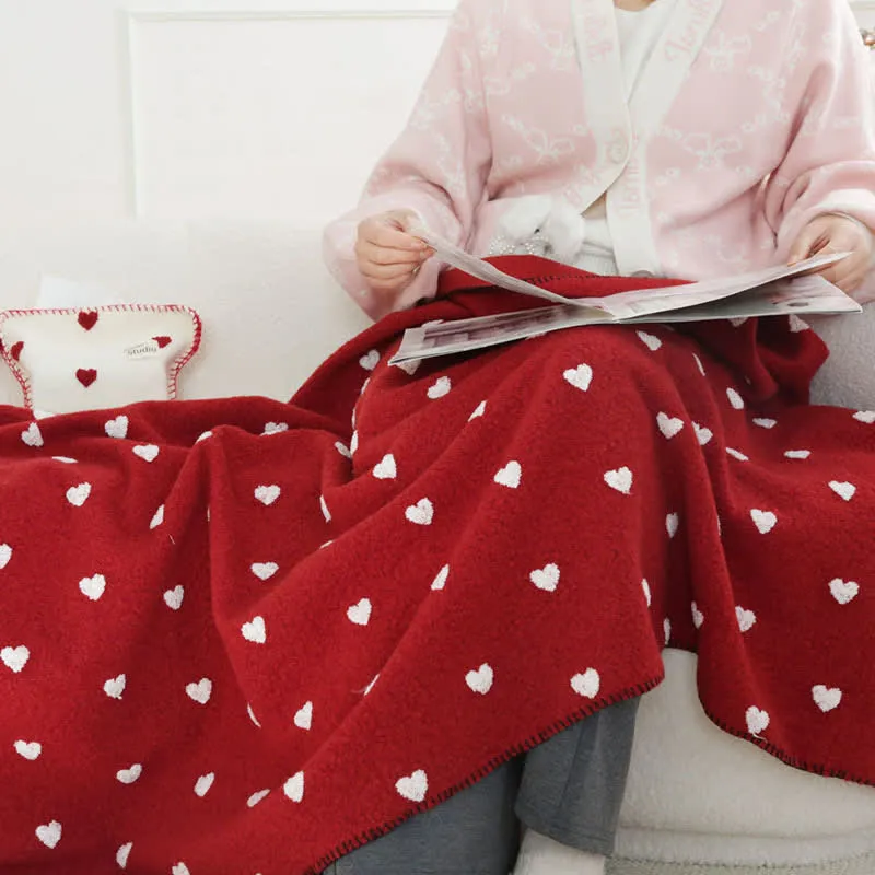 Herzförmige Kuscheldecke mit Pompons