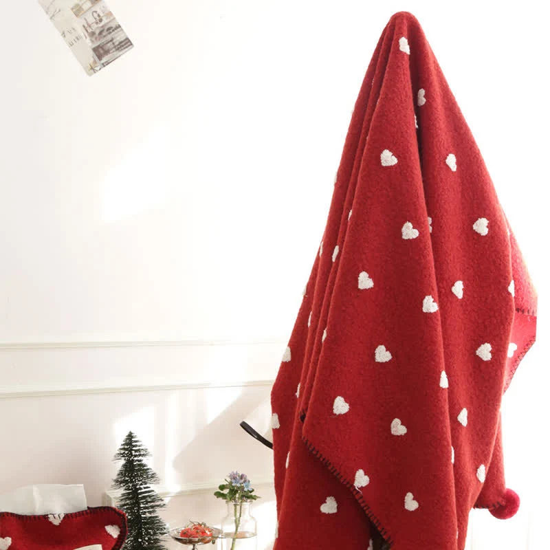 Herzförmige Kuscheldecke mit Pompons