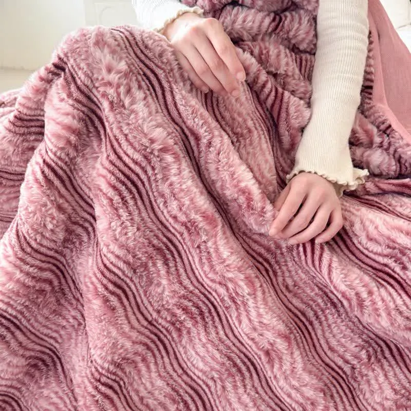 Plüschdecke aus Kunstfell mit Wellenmuster und Jacquard-Print