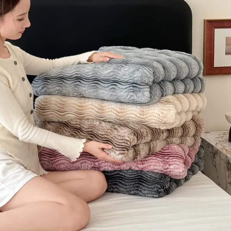 Plüschdecke aus Kunstfell mit Wellenmuster und Jacquard-Print