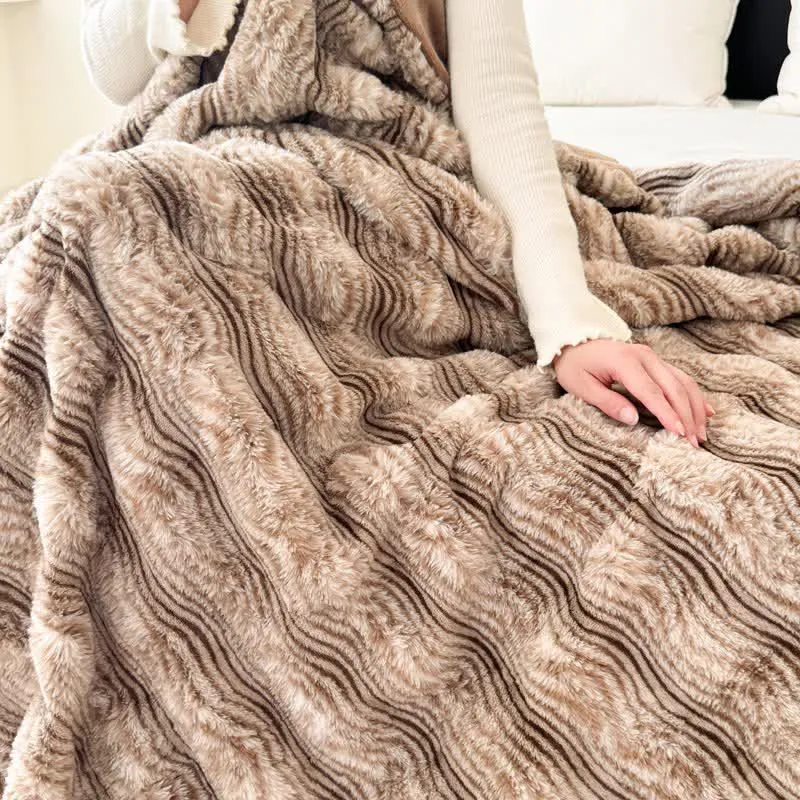 Plüschdecke aus Kunstfell mit Wellenmuster und Jacquard-Print
