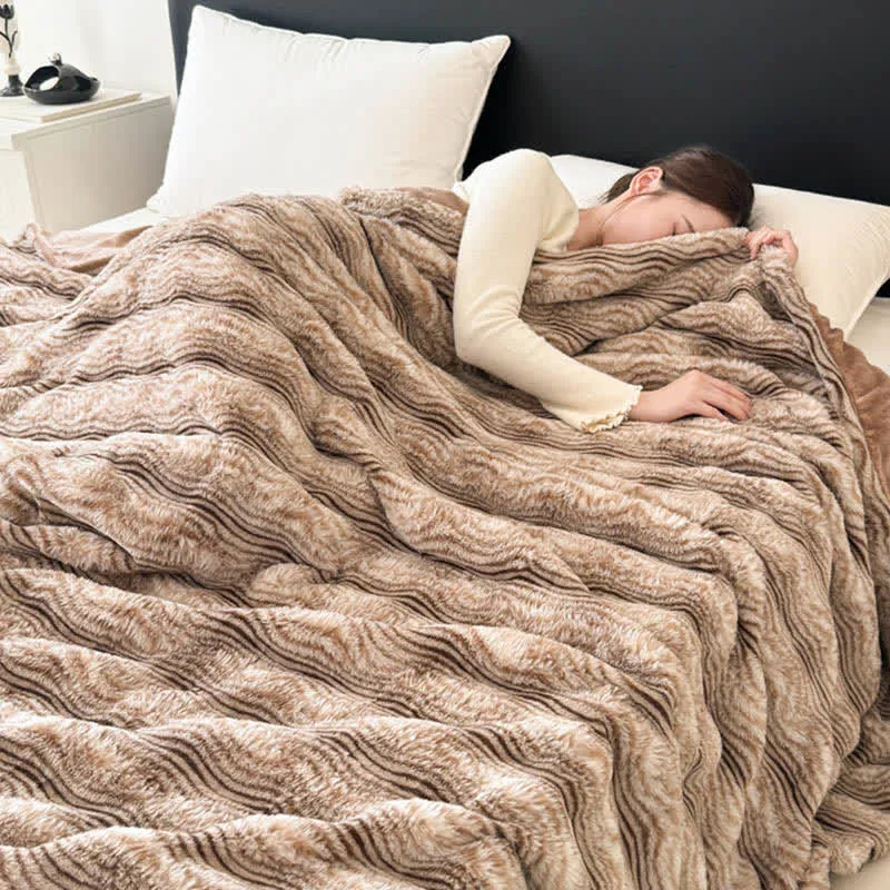 Plüschdecke aus Kunstfell mit Wellenmuster und Jacquard-Print