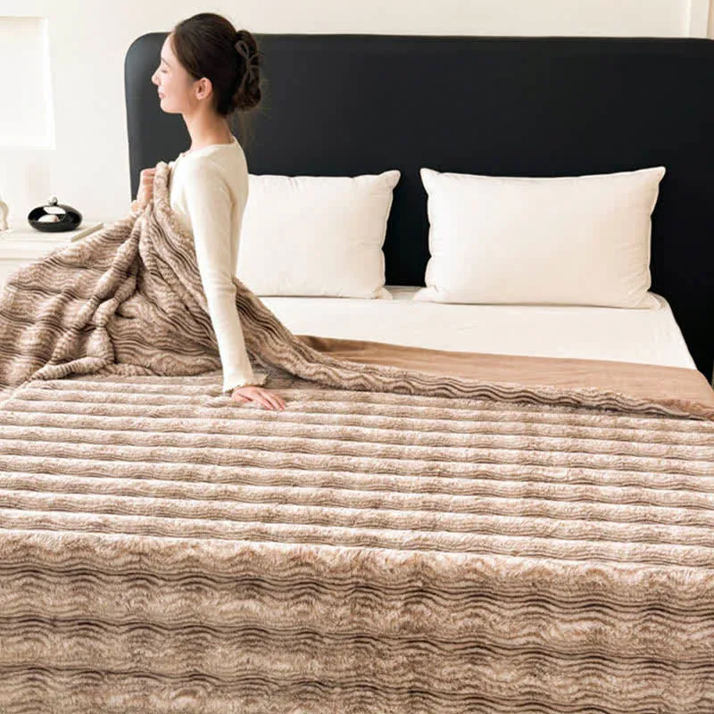 Plüschdecke aus Kunstfell mit Wellenmuster und Jacquard-Print