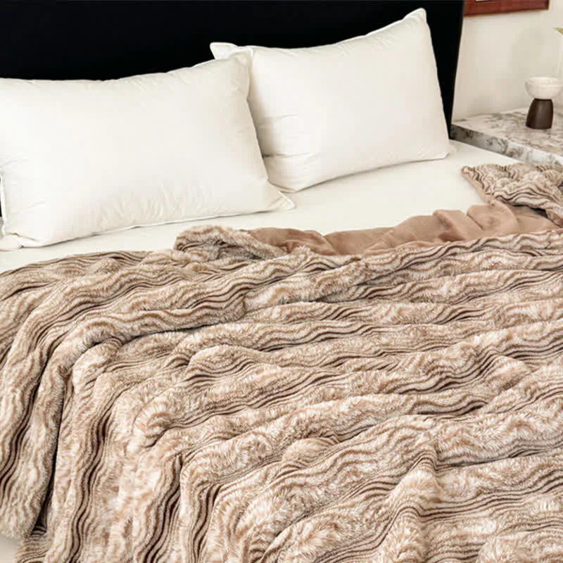 Plüschdecke aus Kunstfell mit Wellenmuster und Jacquard-Print