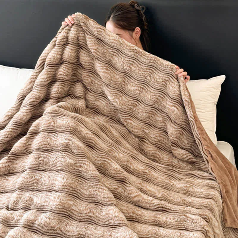 Plüschdecke aus Kunstfell mit Wellenmuster und Jacquard-Print