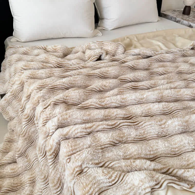 Plüschdecke aus Kunstfell mit Wellenmuster und Jacquard-Print