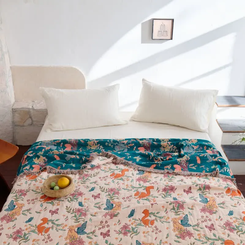 Quilt aus Baumwollgaze mit Eichhörnchen-, Schmetterlings- und Blumenmuster