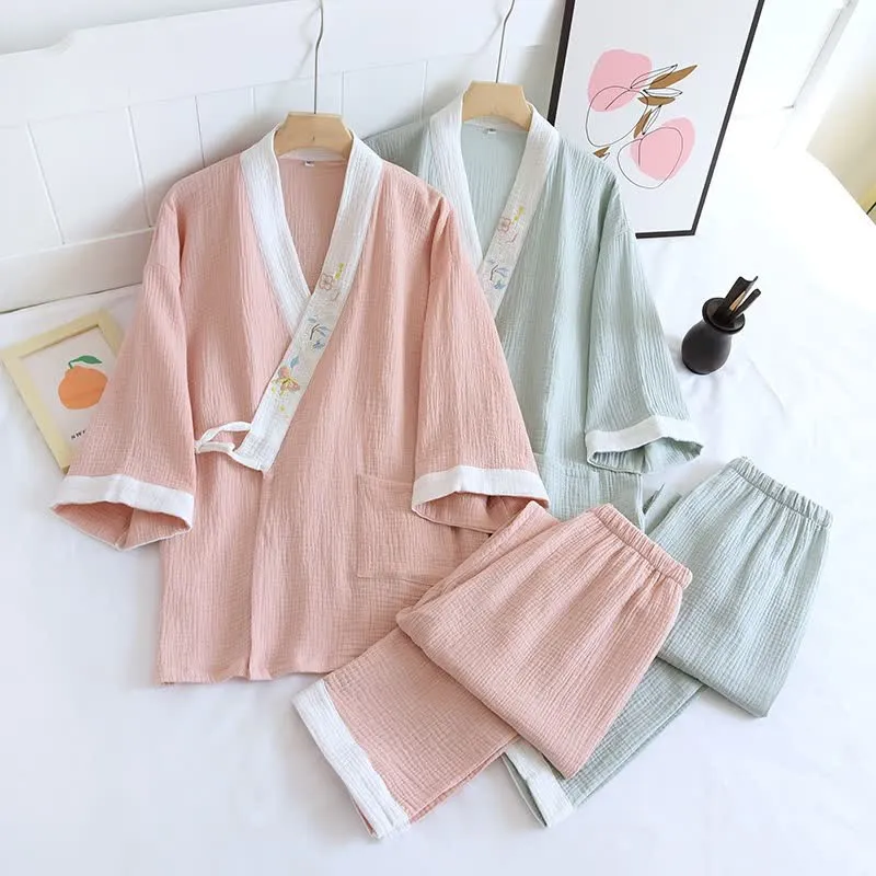 Kimono-Loungewear aus Baumwollgaze mit Schmetterlingsstickerei